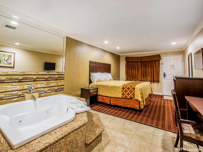 Rodeway Inn & Suites Norwalk image