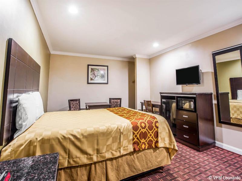 Rodeway Inn & Suites Norwalk image