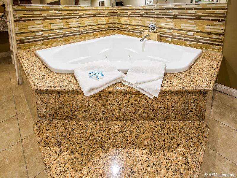 Rodeway Inn & Suites Norwalk image