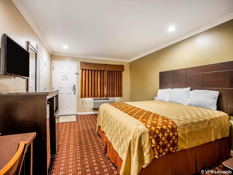Rodeway Inn & Suites Norwalk image