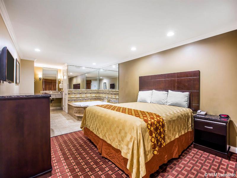Rodeway Inn & Suites Norwalk image