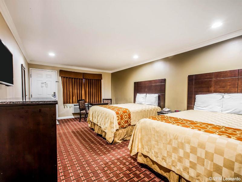 Rodeway Inn & Suites Norwalk image