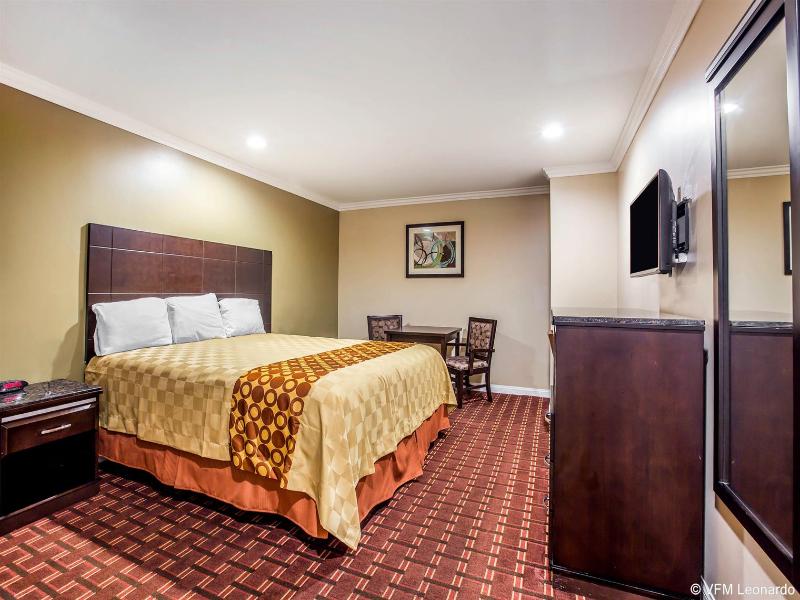 Rodeway Inn & Suites Norwalk image
