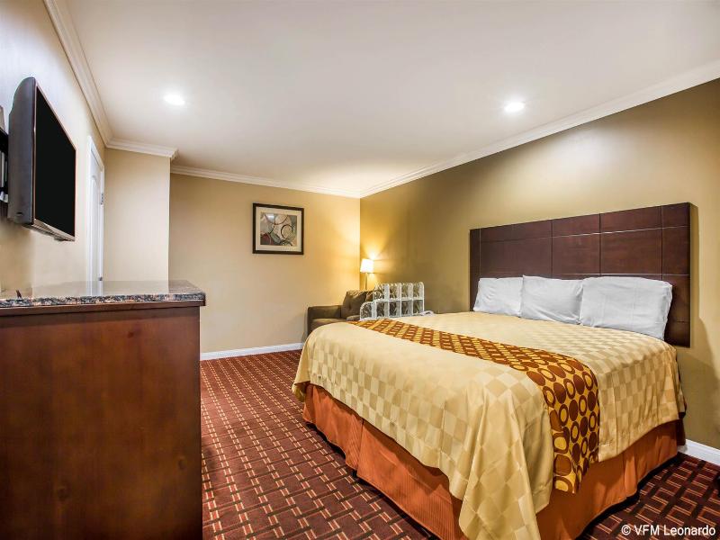 Rodeway Inn & Suites Norwalk image