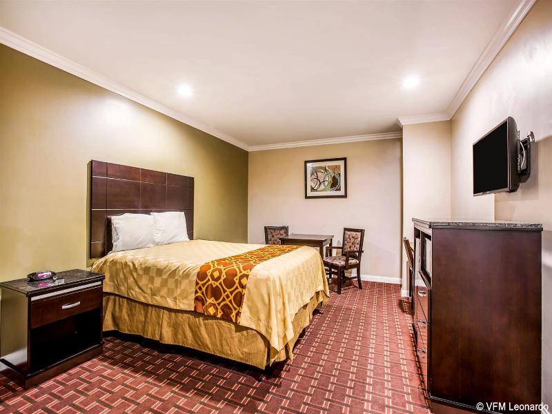 Rodeway Inn & Suites Norwalk image