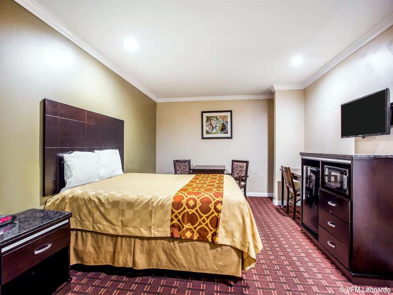 Rodeway Inn & Suites Norwalk image
