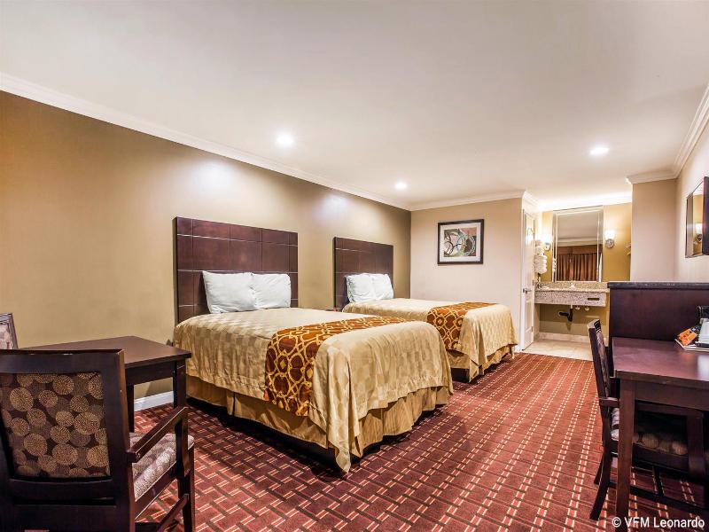 Rodeway Inn & Suites Norwalk image