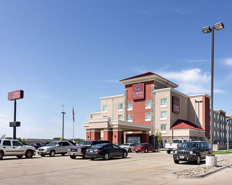 Comfort Suites Minot image