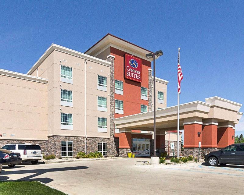 Comfort Suites Minot image