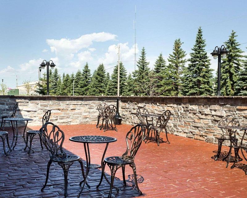 Comfort Suites Minot image