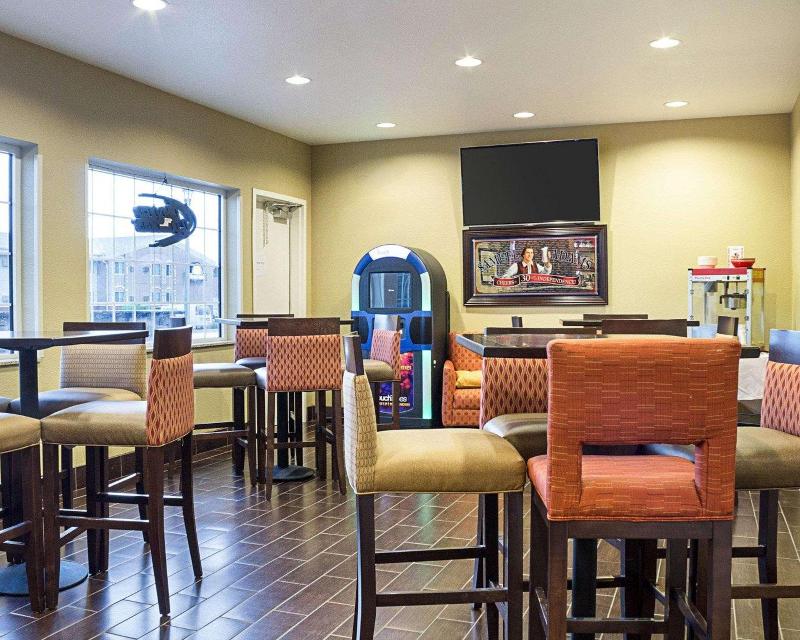 Comfort Suites Minot image