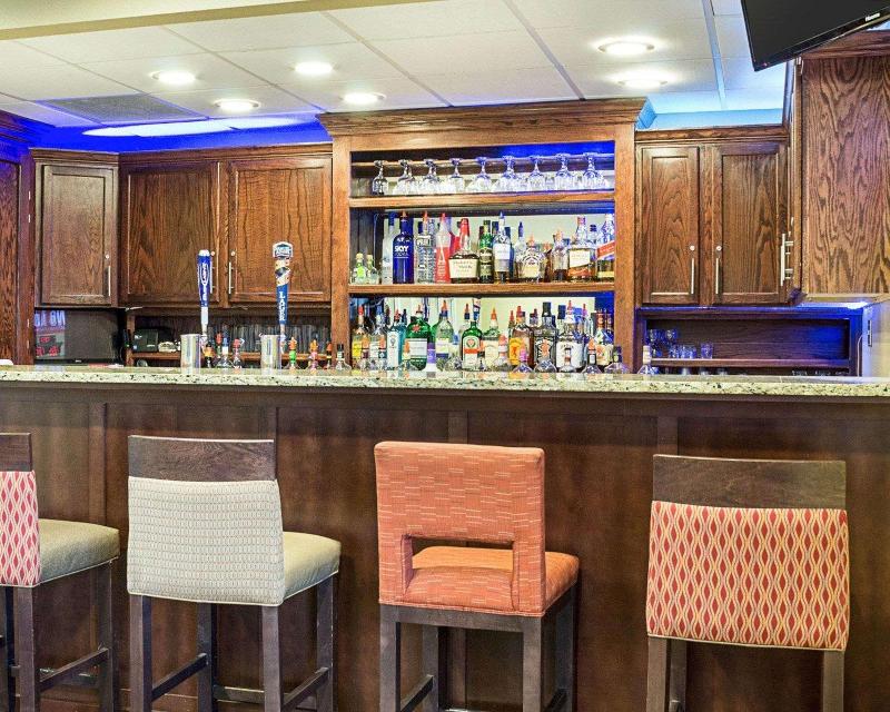 Comfort Suites Minot image