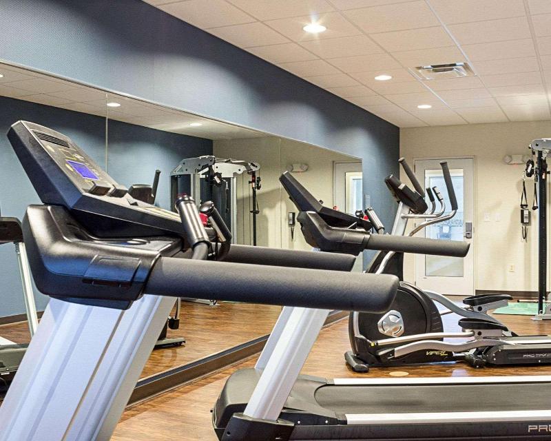 Comfort Suites Minot image