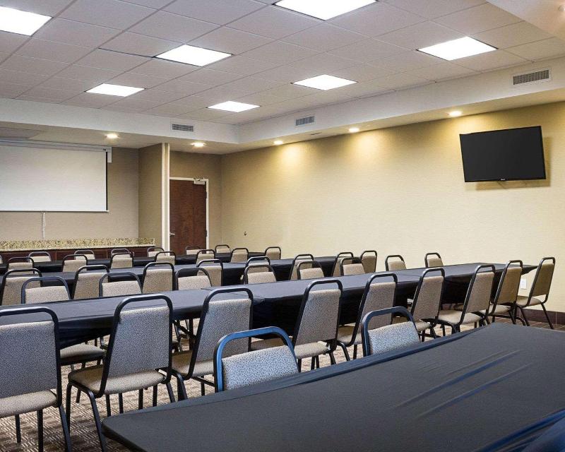 Comfort Suites Minot image