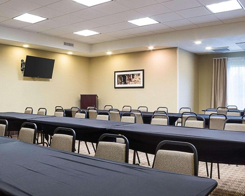Comfort Suites Minot image