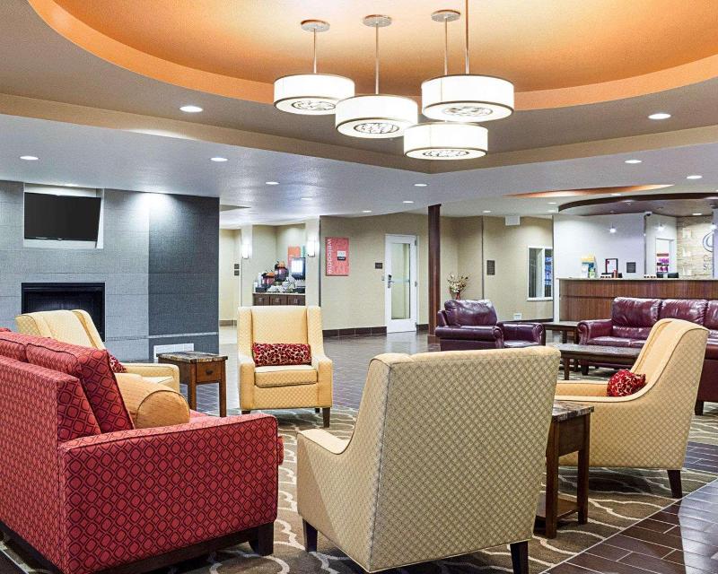 Comfort Suites Minot image