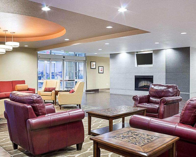 Comfort Suites Minot image