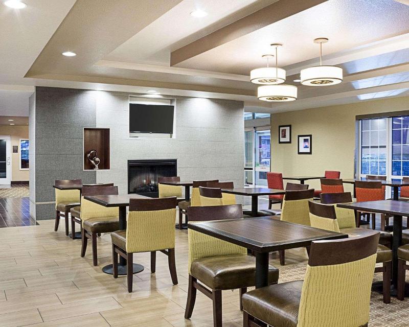 Comfort Suites Minot image
