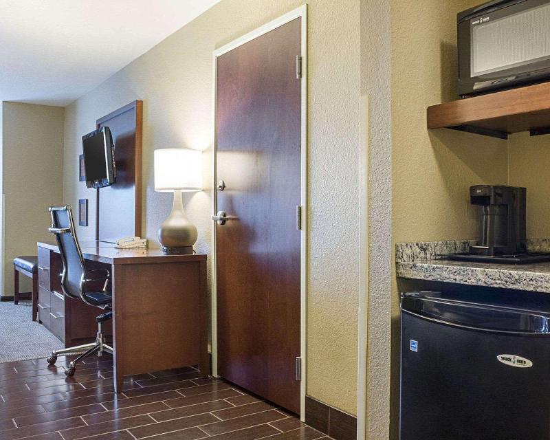 Comfort Suites Minot image