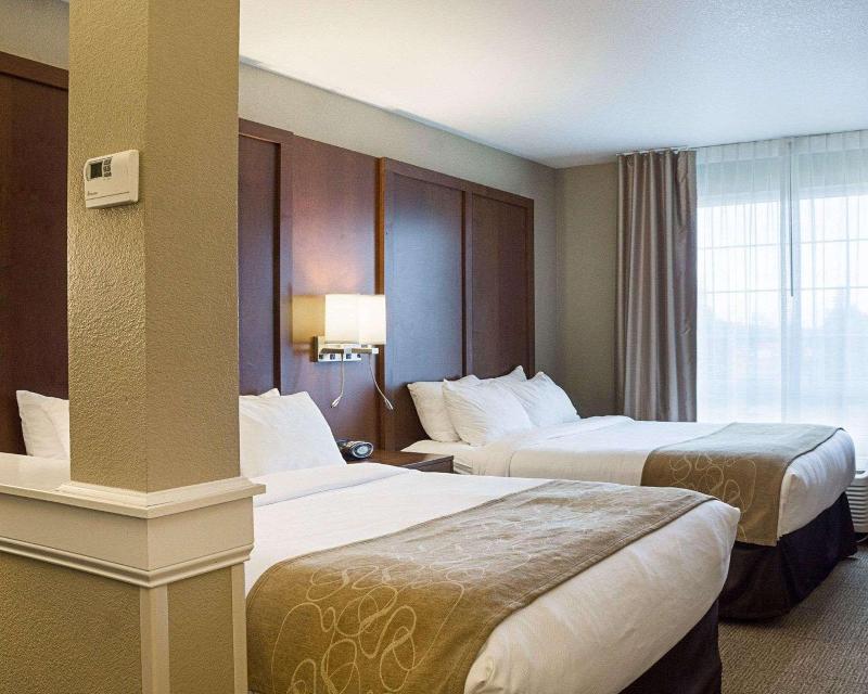 Comfort Suites Minot image