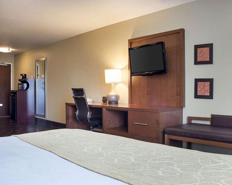 Comfort Suites Minot image