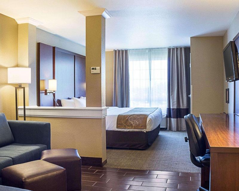 Comfort Suites Minot image