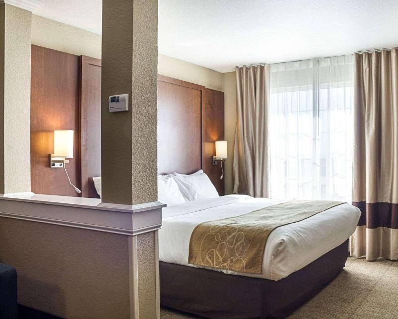 Comfort Suites Minot image