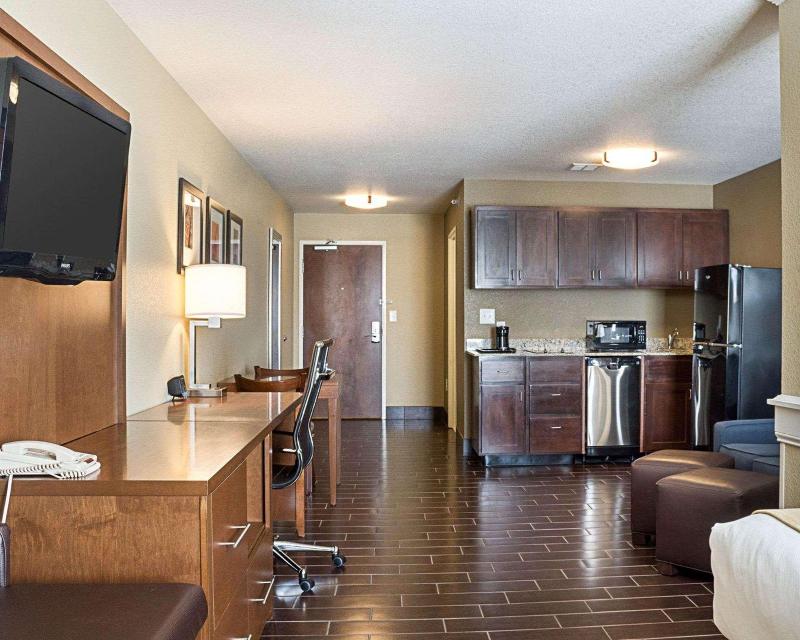 Comfort Suites Minot image