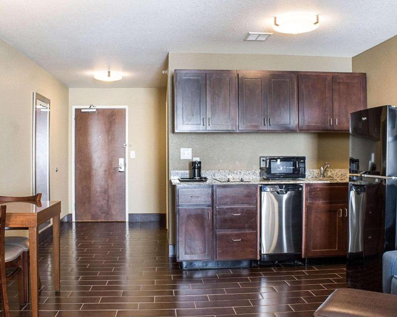 Comfort Suites Minot image