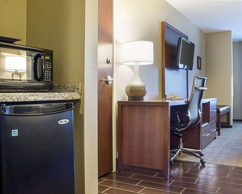 Comfort Suites Minot image