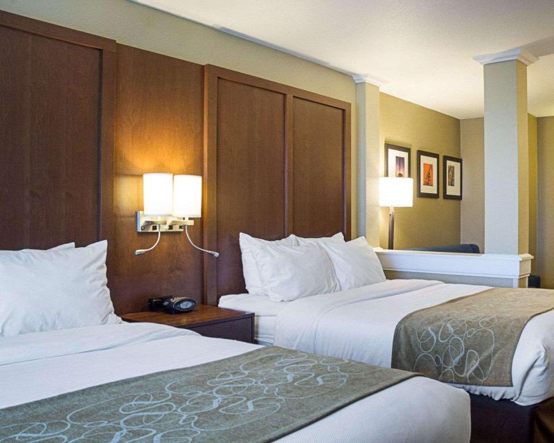 Comfort Suites Minot image