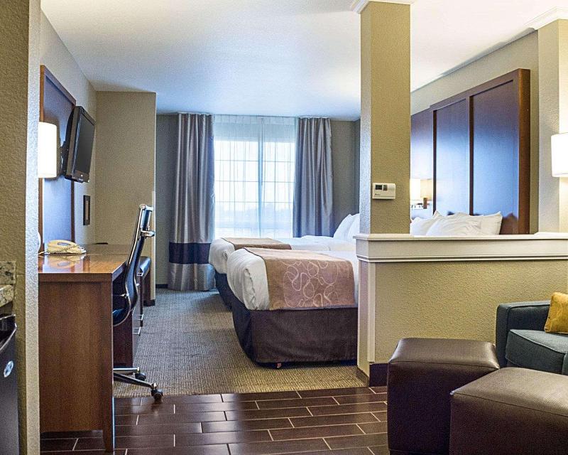 Comfort Suites Minot image