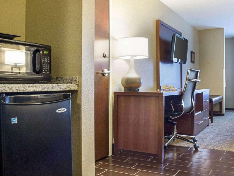 Comfort Suites Minot image
