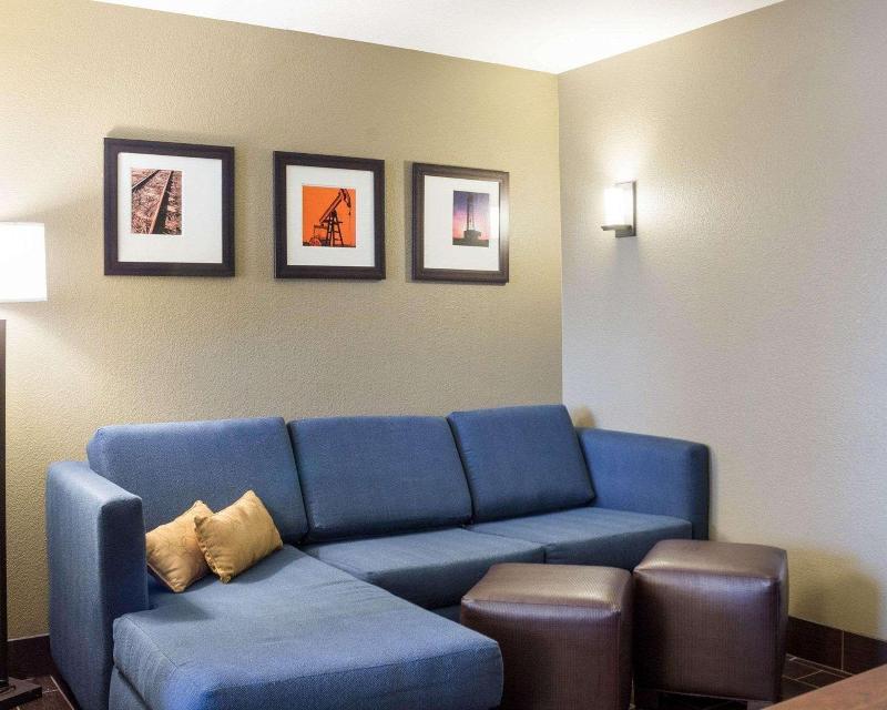 Comfort Suites Minot image