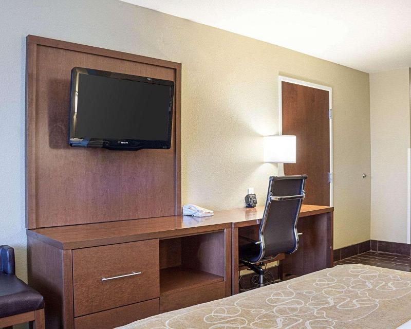 Comfort Suites Minot image