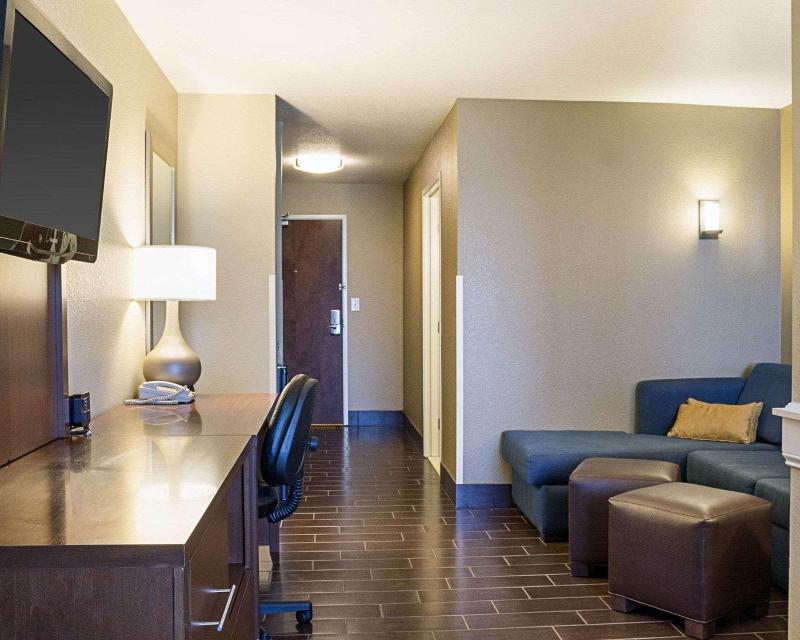 Comfort Suites Minot image