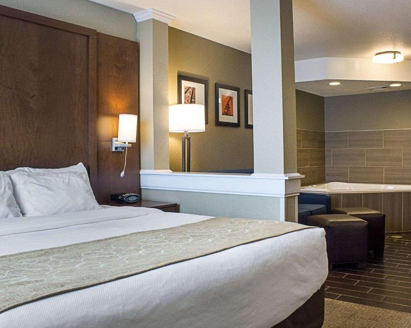 Comfort Suites Minot image