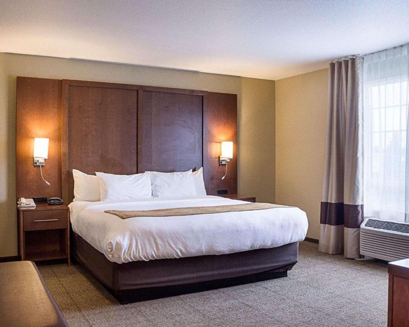 Comfort Suites Minot image