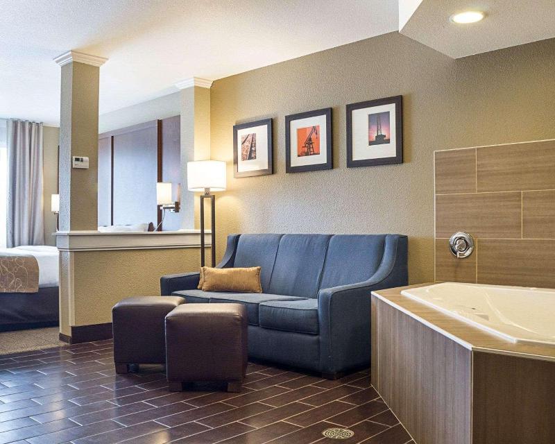 Comfort Suites Minot image