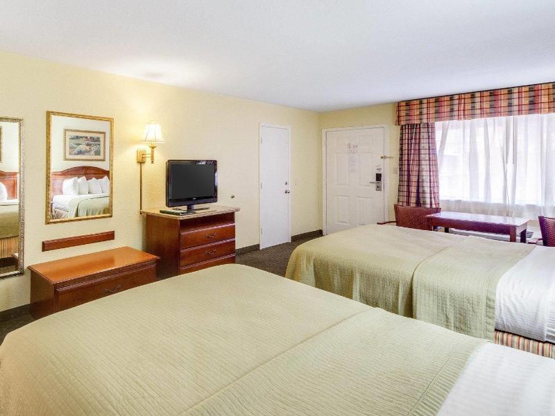 Econo Lodge Inn & Suites Eagle Pass image