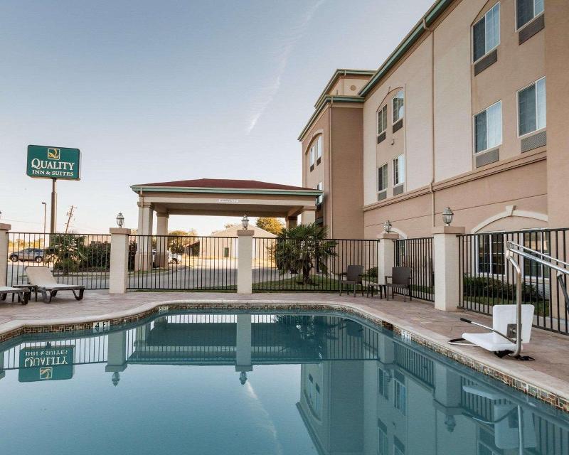 Quality Inn & Suites Groesbeck image