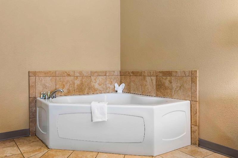 Quality Inn & Suites Groesbeck image