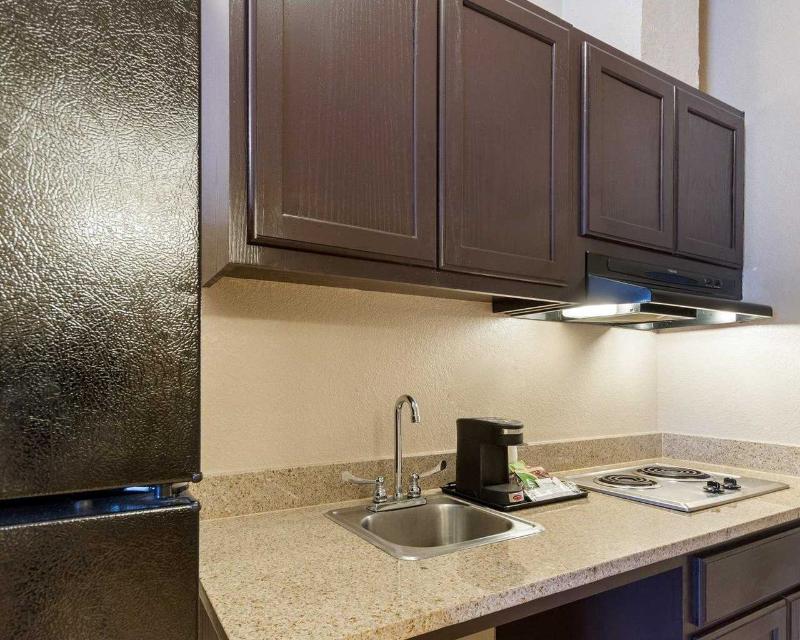 Quality Inn & Suites Groesbeck image