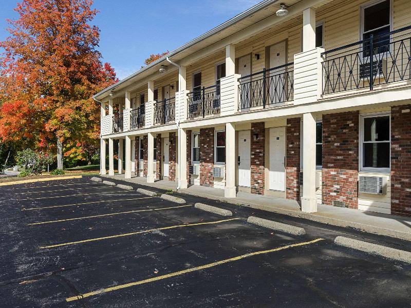 Econo Lodge Sturbridge Route 20 image