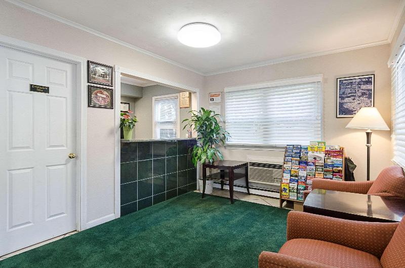 Econo Lodge Sturbridge Route 20 image