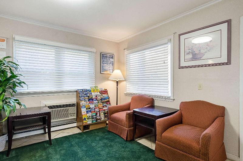 Econo Lodge Sturbridge Route 20 image
