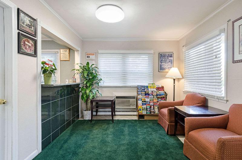 Econo Lodge Sturbridge Route 20 image