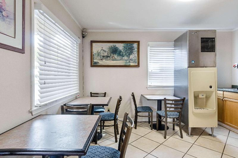 Econo Lodge Sturbridge Route 20 image