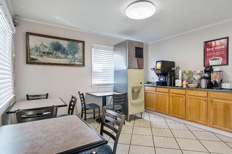 Econo Lodge Sturbridge Route 20 image