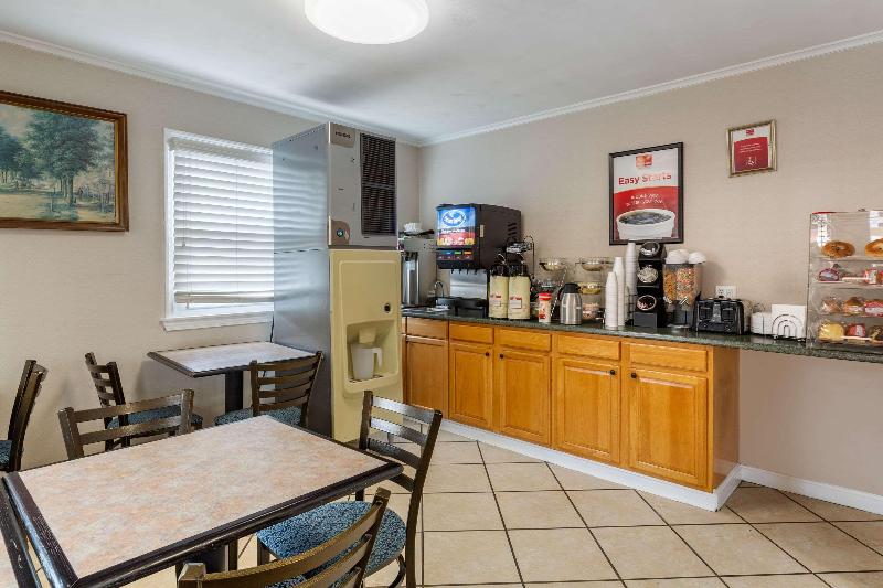 Econo Lodge Sturbridge Route 20 image